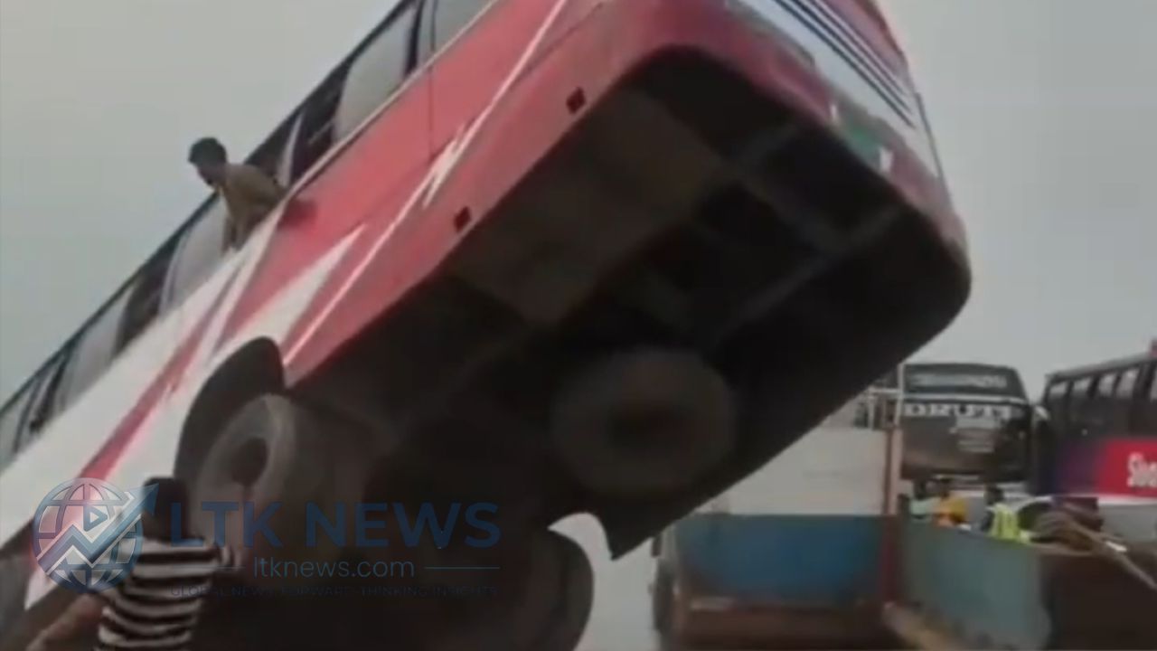 দৌলতদিয়া ফেরিঘাটে ভয়াবহ দুর্ঘটনা: ৪০ যাত্রীসহ বাস পদ্মায়