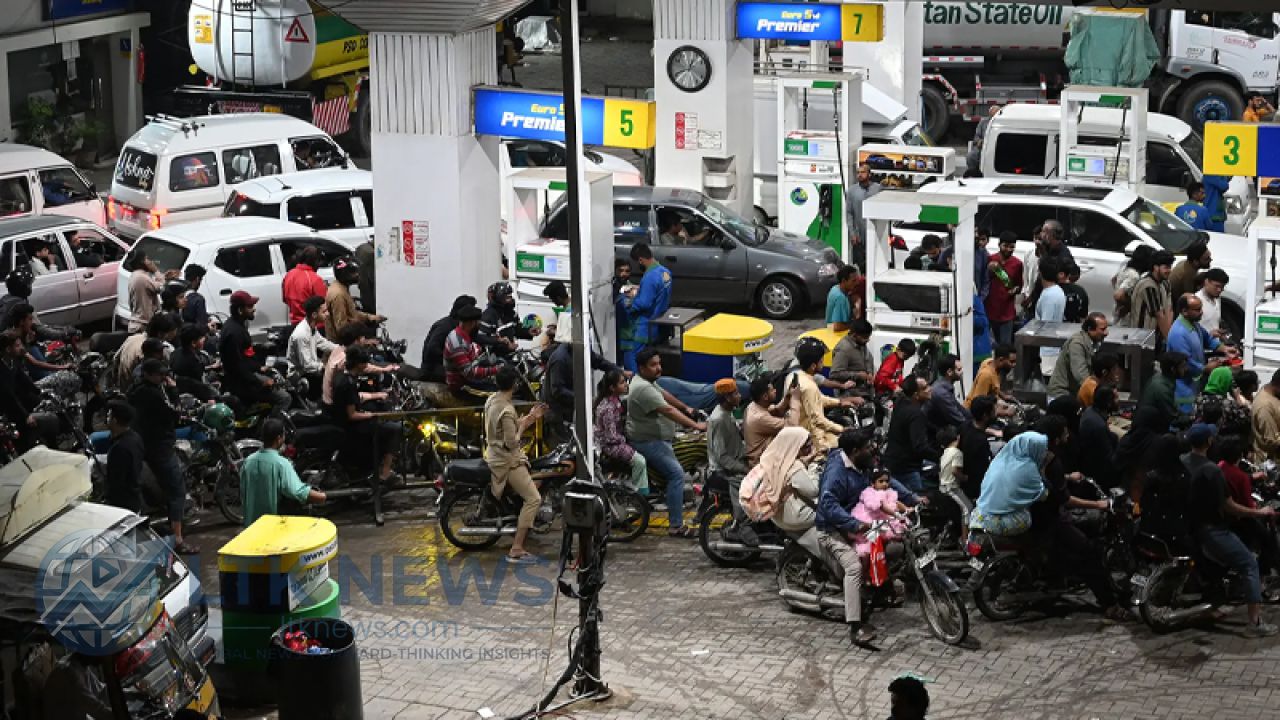 পাকিস্তানে জ্বালানির দামে বড় বৃদ্ধি: পেট্রোল ৪৫৮ ও ডিজেল ৫২০ রুপি