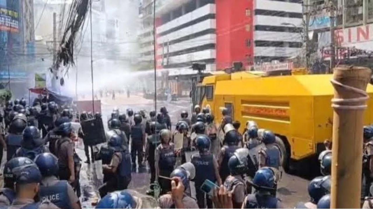 ইসলামী ব্যাংকের সামনে পুলিশের লাঠিচার্জ ও টিয়ারগ্যাস নিক্ষেপ